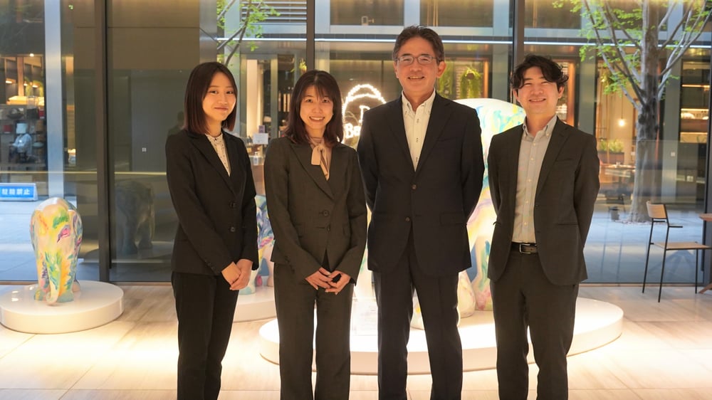 左から DX基盤事業本部 デジタルワークプレイス事業三部 大音 優衣様、IT戦略部 エキスパート職 青木 優子様 IT戦略部長 村田 龍俊様、DX基盤事業本部 デジタルワークプレイス事業三部 シニアアソシエイト 原田 修平様