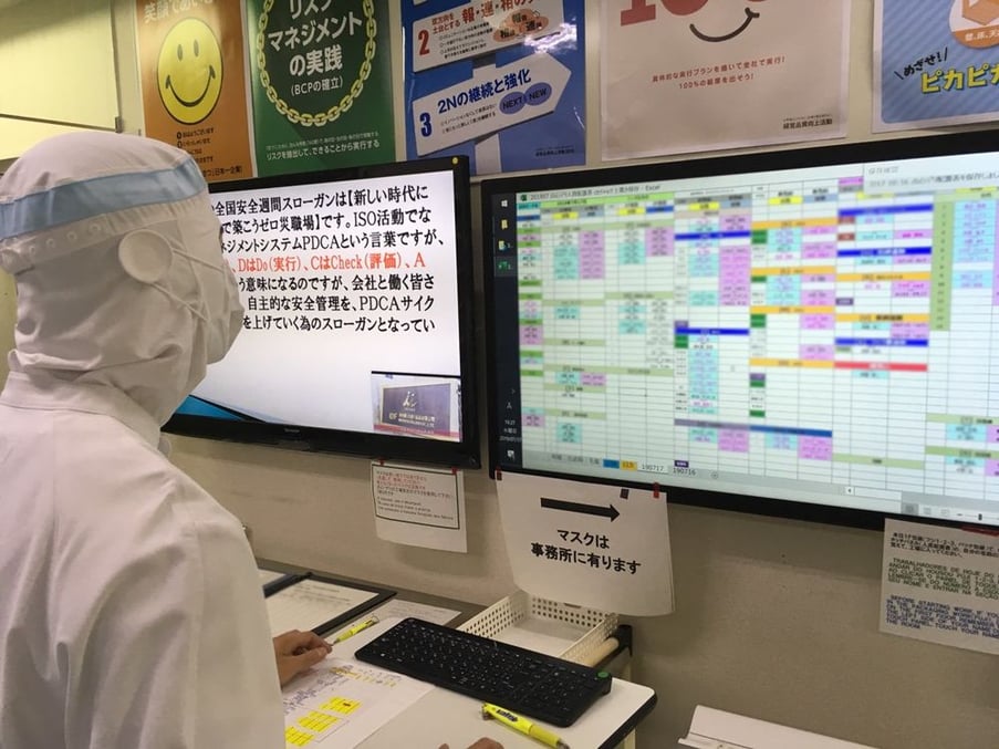 点心デリ工場内のモニタで人員配置表を確認