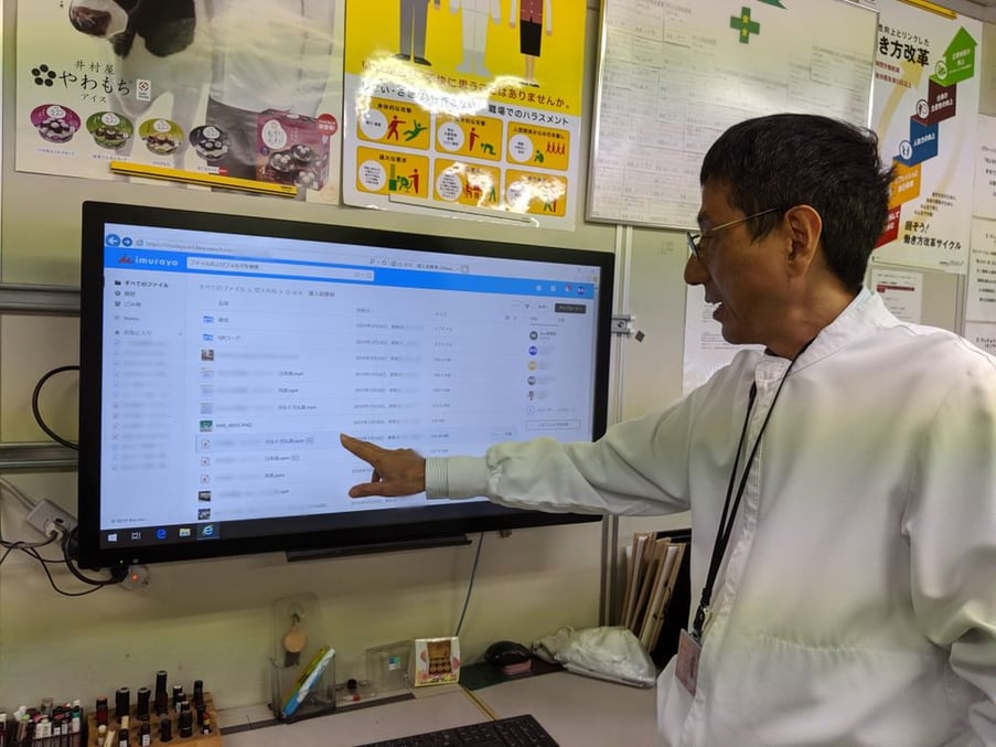 パート受け入れ室にて、タッチパネルモニタを使ってBox上の動画を閲覧